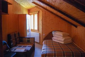 Tempat tidur dalam kamar di Cheres Hotel