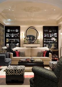 a living room with a couch and a mirror at Hôtel Keppler in Paris