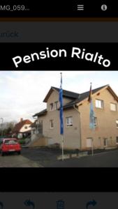 ein Bild eines Hauses mit einem roten Auto und Flaggen in der Unterkunft Pension Rialto in Staufenberg