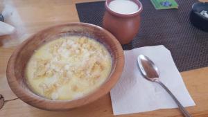 Uma tigela de cereais, um copo de leite e uma colher. em Konoba Ognjište em Sokolac