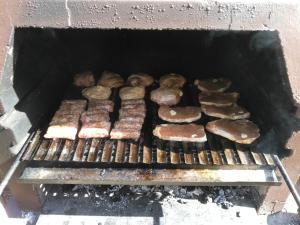 grill z bandą hamburgerów i pączków w obiekcie Apartments Villa Engeli w mieście Vir +37 zdjęć