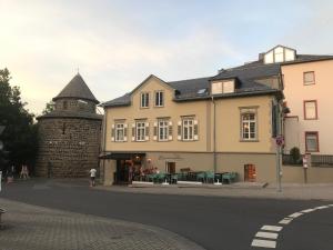 Konrads Limburg - Hotel & Gästehaus في ليمبورغ ان دير لان: مبنى على جانب شارع