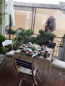 Balkón nebo terasa v ubytování Casa tipica siciliana patronale home BedandBreakfast TreMetriSoprailCielo Camere con vista, colazione interna in terrazzo panoramico