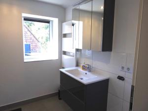une salle de bain avec un lavabo et une fenêtre dans l'établissement Ferienwohnung Wasserkunst, à Bad Harzburg 19 autres photos