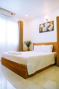 Giường trong phòng chung tại Louis Hotel - Bui Vien Walking Street