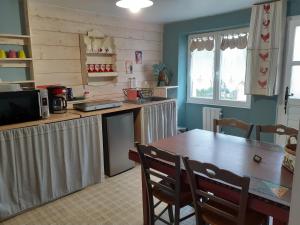 Chavin的住宿－Gîte de Gravelle，厨房配有木桌和台面