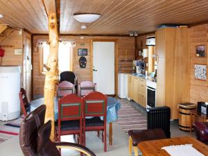 6 person holiday home in Brekstad في بريكستاد: مطبخ وغرفة طعام مع طاولة وكراسي