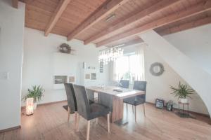 a dining room with a table and chairs at Landambiente Hage in Halbemond
