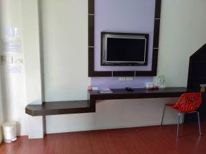 A television and/or entertainment centre at บลูออคิดรีสอร์ท ตรัง