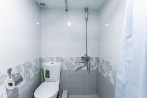 een witte badkamer met toilet en douche bij Hotel Suzani Samarkand in Samarkand +87 foto's