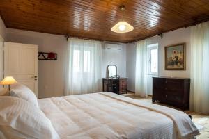 Кровать или кровати в номере Kadinatsos House