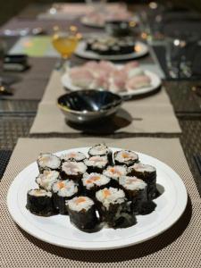 un plato blanco de brownies en una mesa en Ecoresort Sumba Dream, en Rindi