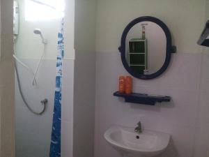 baño con espejo y lavabo en Bungalow 36 m2 sur terrain 400m2 avec Piscine privée a 12km de BAN DUNG, en Ban Dung