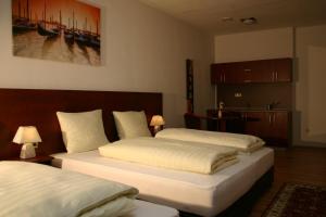 バート・ウーラッハにあるApartment Traubeのベッド2台 ホテルルーム ベッド2台&マットレス付