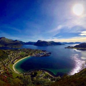 uma vista aérea de uma grande massa de água em Frimannsbuda em Selje