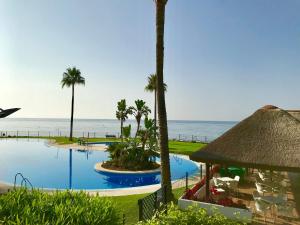 Basen w obiekcie MI CAPRICHO, Beachfront, Grownfloor, Private Garden & Terrace lub w pobliżu