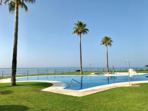 Basen w obiekcie MI CAPRICHO, Beachfront, Grownfloor, Private Garden & Terrace lub w pobliżu