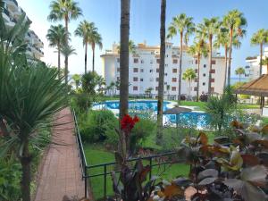 Basen w obiekcie MI CAPRICHO, Beachfront, Grownfloor, Private Garden & Terrace lub w pobliżu