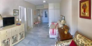 Telewizja i/lub zestaw kina domowego w obiekcie MI CAPRICHO, Beachfront, Grownfloor, Private Garden & Terrace