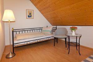 ein Schlafzimmer mit einem Bett, einem Tisch und einer Lampe in der Unterkunft Haus Fünfschläfer in Dreschvitz