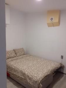 ベオグラードにあるStudio Krunska 6の小さなベッドルーム(ベッド1台付)