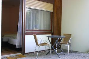 バート・ウーラッハにあるApartment Traubeの窓のある部屋(テーブルと椅子2脚付)