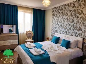 Voodi või voodid majutusasutuse Garden Hotel toas