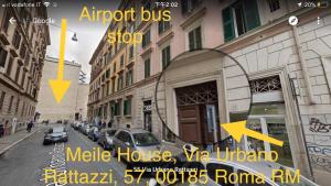 eine Anzeige für ein Geschäft in einer Stadtstraße in der Unterkunft Meile House in Rom