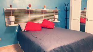 A bed or beds in a room at Notti Rosa B&B