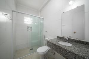 een badkamer met een toilet, een wastafel en een douche bij Mar e Mar Florianópolis in Florianópolis