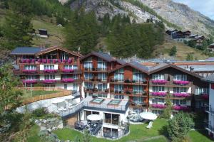 Nespecifikovaný výhled na hory nebo výhled na hory při pohledu z hotelu