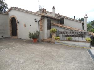 una casa con una manguera amarilla pegada a ella en La Fattoria Di Mamma Ro', en Narni