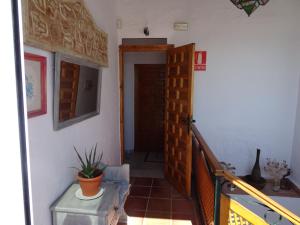 um quarto com uma porta e uma escada com uma planta em El Campanario em Chiclana de la Frontera