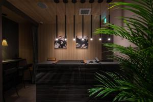 ein Zimmer mit einem Tisch und zwei Bildern an der Wand in der Unterkunft HOTEL ZEN HIRANO (Adult Only) in Osaka