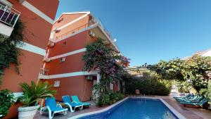 a building with a swimming pool next to a building at Villa Bojana in Budva