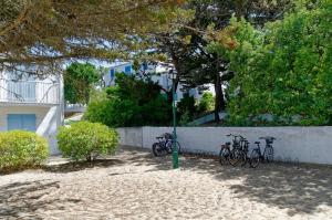 un gruppo di biciclette parcheggiate accanto a un muro di Les Coquillages a La Guérinière