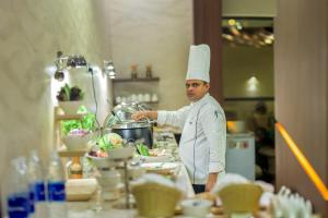 En restaurant eller et spisested på Muscat Gate Hotel