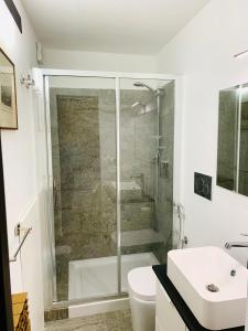 een badkamer met een douche, een toilet en een wastafel bij Courmayeur La Maison des Amis in Courmayeur