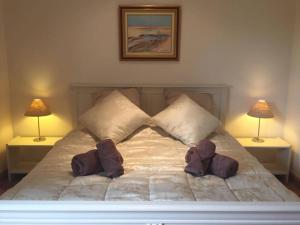 ein Bett mit zwei Handtüchern und zwei Lampen drauf in der Unterkunft Chambre d'hote Frettecuisse in Frettecuisse