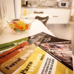 a table topped with magazines and a bowl of fruit at Vico-Letto studio apartment in Guardiagrele