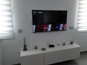 Televízia a/alebo spoločenská miestnosť v ubytovaní Loft of Love