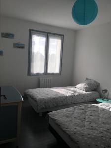 1 Schlafzimmer mit 2 Betten und einem Fenster in der Unterkunft chez juliette in Mauléon