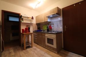 una cucina con mobili in legno e un forno a piano cottura di Ferienwohnung Nana a Braunlage
