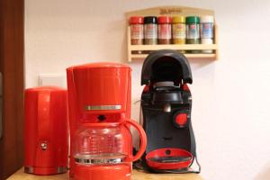 un bancone con una macchina per il caffè e un frullatore di Ferienwohnung Nana a Braunlage