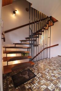 una scala in una casa con pavimento piastrellato di Ferienwohnung Nana a Braunlage Altre 8 foto