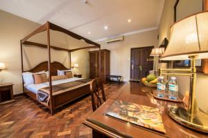 Speke Hotel 1996 Ltd客房内的一张或多张床位