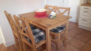 a wooden table with two chairs and a bowl on it at FEWO Gerdi und Hanne in Schenefeld