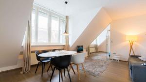 a dining room with a white table and chairs at Vienna Residence, City Park - Belvedere in Vienna