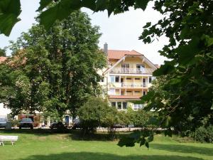 ein großes Gebäude inmitten eines Parks in der Unterkunft Hotel zum Engel in Mespelbrunn
