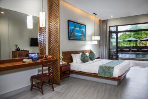 暹粒Bayon Modern Residence的一间带床和书桌的酒店房间